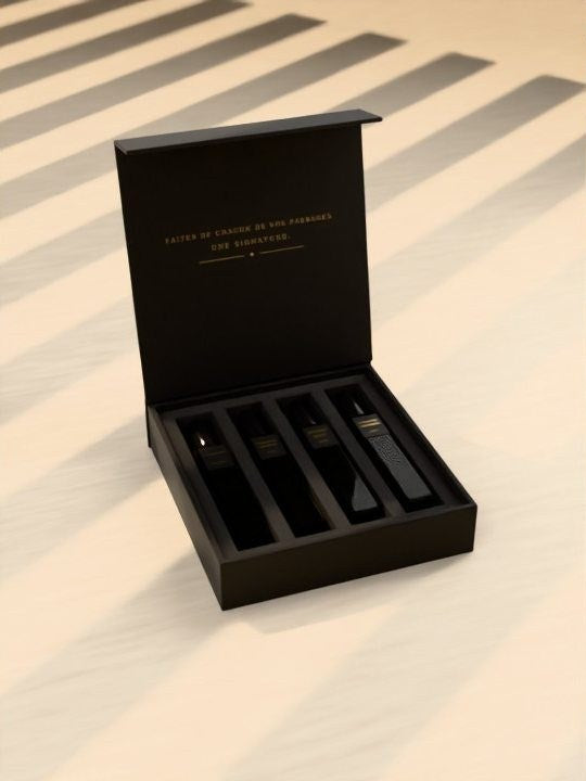 Coffret noir ouvert avec quatre miniatures